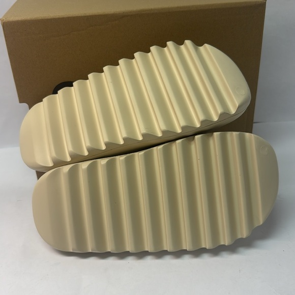 Cream Bone Yeezy Slides Sandals men’s size 10 - Picture 7 of 7